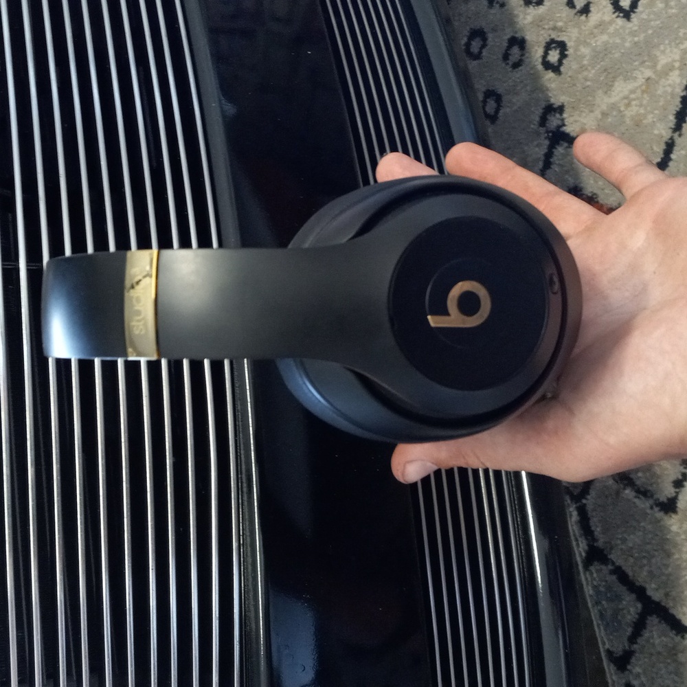 Beats studio 3 wireless (Black & Gold)